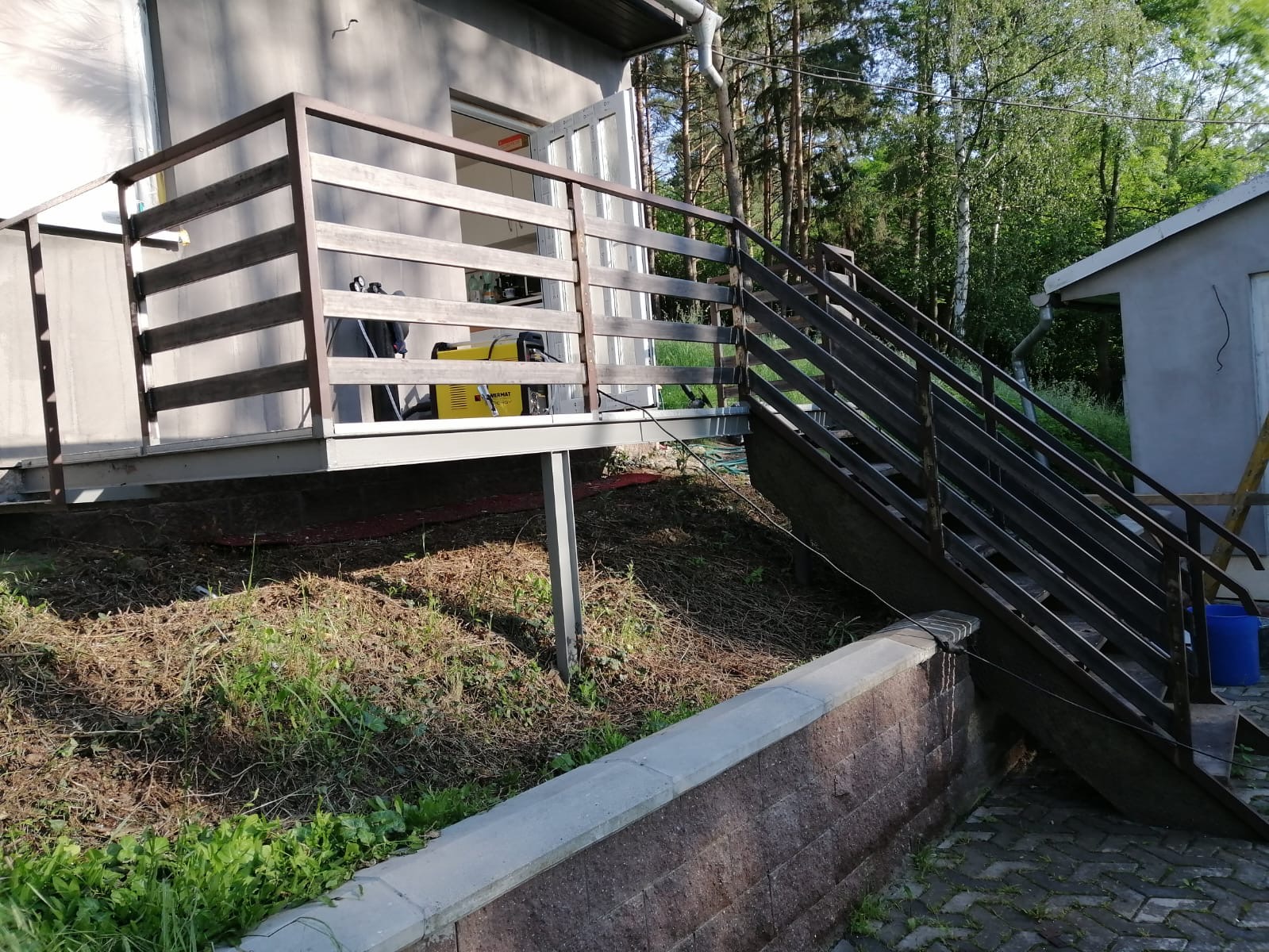 Kovové schodiště a terasa u domu