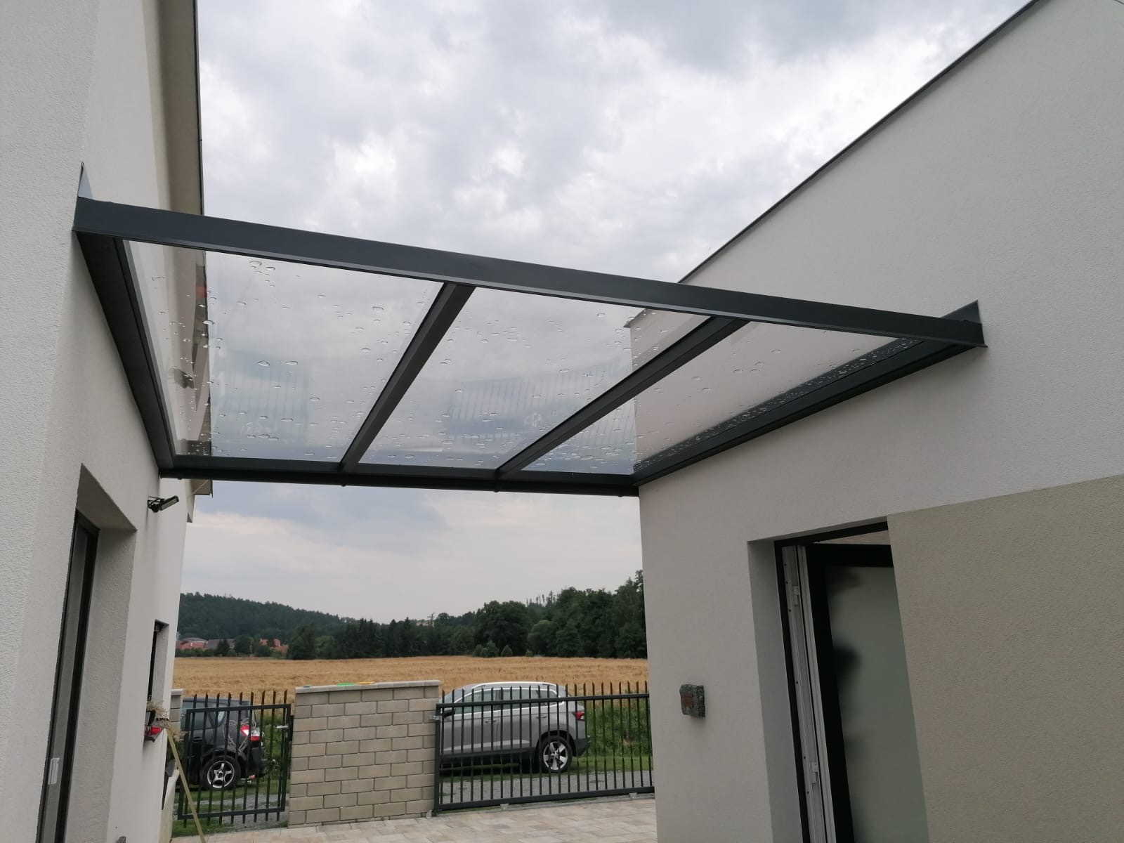 Kovové zastřešení mezi budovami