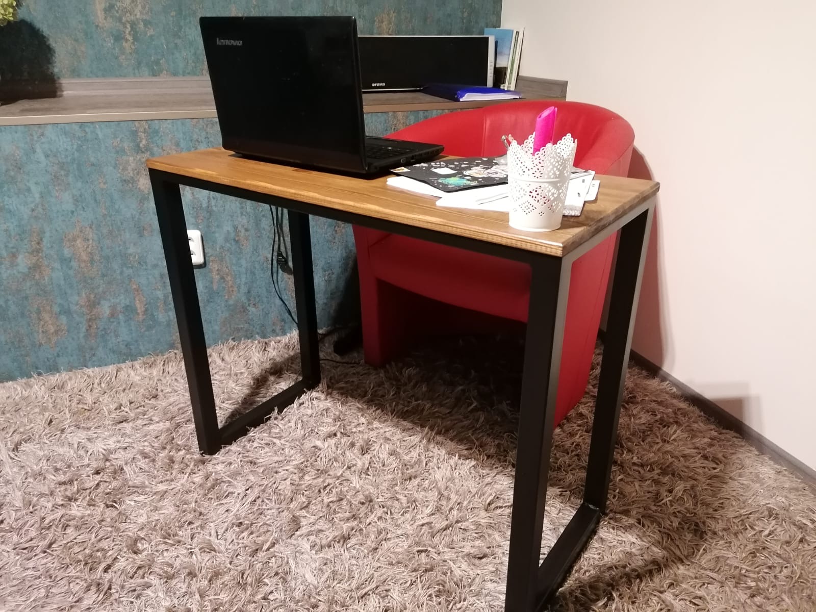 Stůl s kovovou konstrukcí a dřevěnou deskou