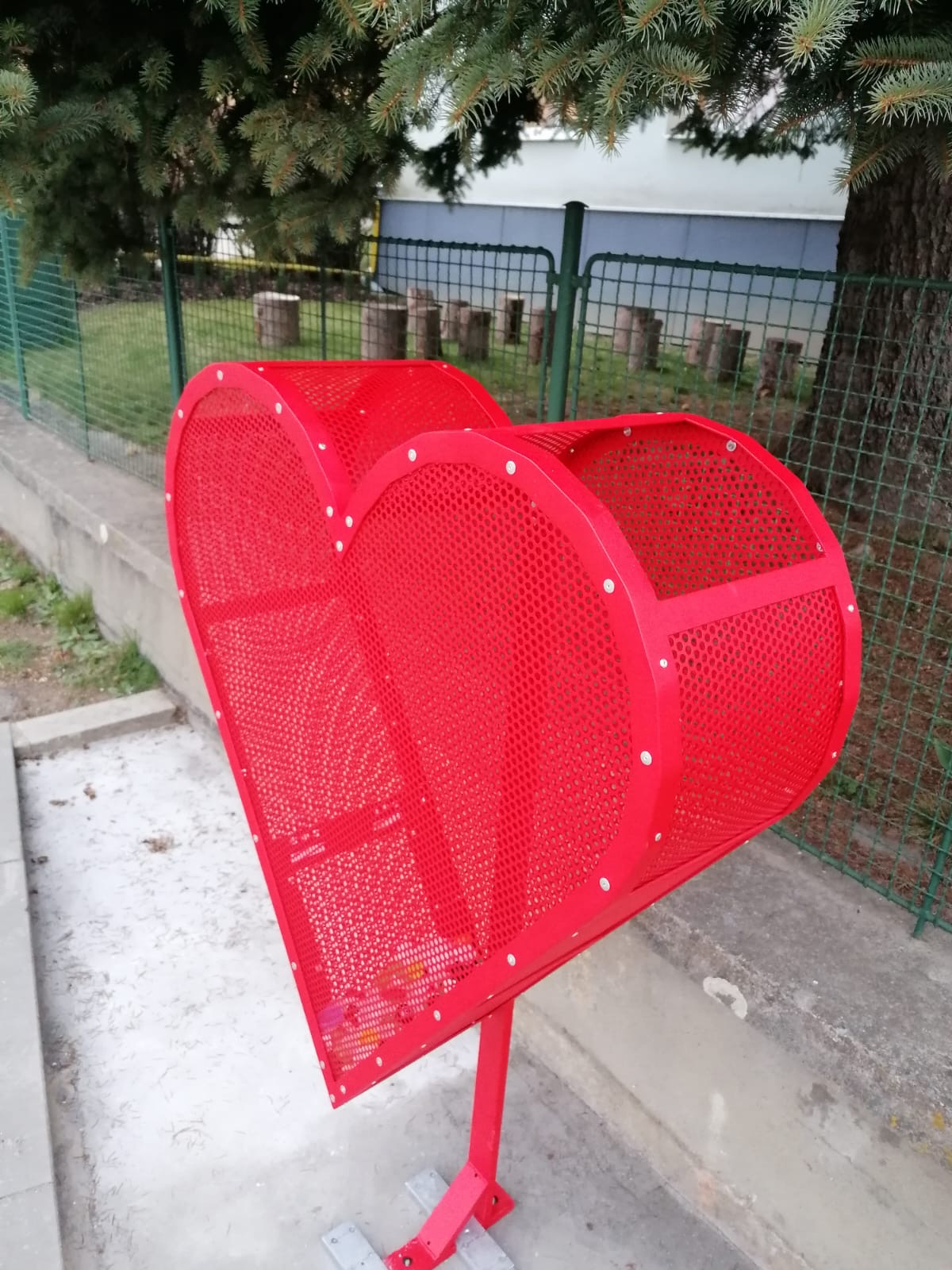 Červená kovová dekorace ve tvaru srdce